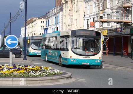 Les bus arriva à un seul étage sur Gloddaeth Avenue, Llandudno à un rond-point. Banque D'Images