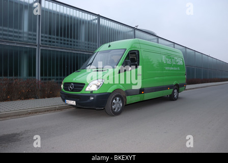 1977 Mercedes-Benz 260 CDI Van - vert - L3H2 - Allemand MCV Van - on street Banque D'Images