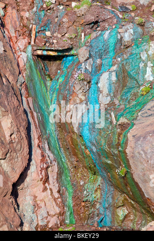 Les falaises de la mer vert teinté de lessivage les gisements de cuivre de la vieille Geevor tin mine près de St Just à Cornwall, UK Banque D'Images