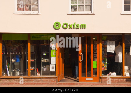 L'organisme de bienfaisance Oxfam shop magasin à Bury Saint Edmunds, Suffolk , Bretagne , France Banque D'Images