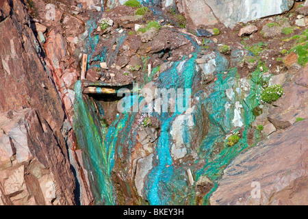 Les falaises de la mer vert teinté de lessivage les gisements de cuivre de la vieille Geevor tin mine près de St Just à Cornwall, UK Banque D'Images