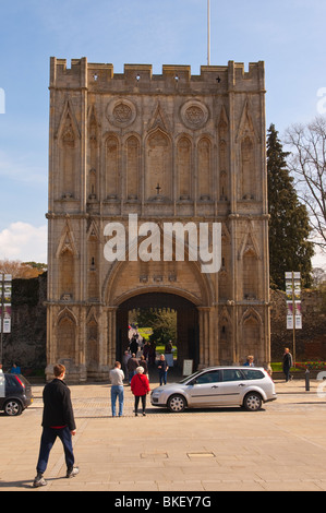 L'entrée du Jardins de l'abbaye à travers la grande porte de l'abbaye de Bury Saint Edmunds, Suffolk , Bretagne , France Banque D'Images