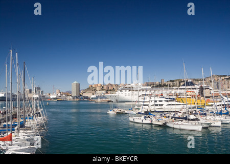 Front de mer de Gênes du port de plaisance dans une journée ensoleillée Banque D'Images