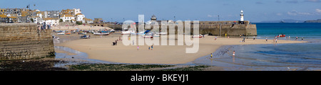 St Ives Harbour Beach et Smeaton'S pier panorama à marée basse. Banque D'Images