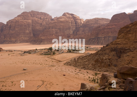 Rum Village dans le désert du Wadi Rum géant entouré de formations rocheuses. La Jordanie Banque D'Images