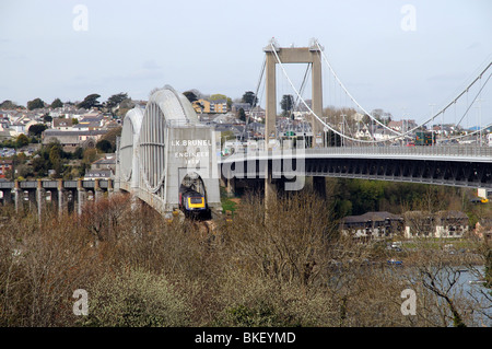 Un premier grand train de l'Ouest traversant le pont de Brunel qui est parallèle avec le pont à péage de Tamar Banque D'Images