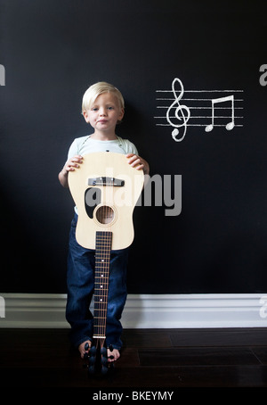 Jeune musicien guitare acoustique Banque D'Images