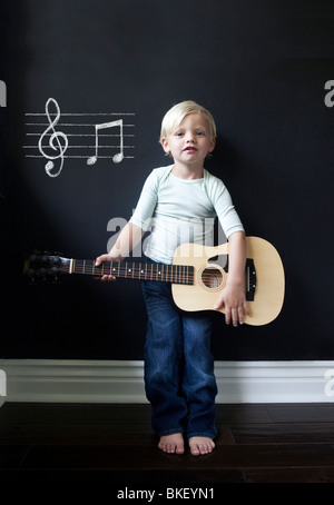 Jeune musicien guitare acoustique Banque D'Images