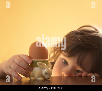 L'accent sur les jeunes enfants titulaire d'oeufs lapin Banque D'Images