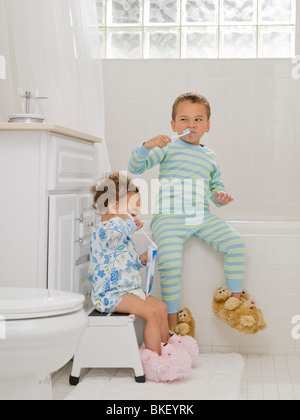 Frère et soeur dans la salle de bain se brosser les dents Banque D'Images