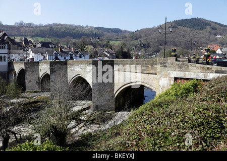 Vue sur le pont médiéval traversant la rivière Dee menant dans la petite ville de Llangollen Clwyd North Wales Banque D'Images