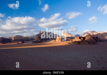 Coucher de soleil dans le désert de Wadi Rum, Jordanie Banque D'Images
