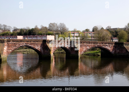 Vue sur le Vieux Pont de Dee à Chester Chester Entraînement château situé à partir de Cheshire UK Banque D'Images