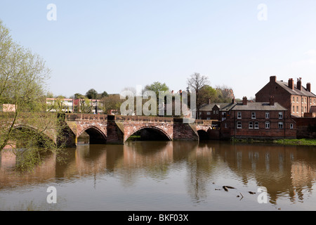 Vue sur le Vieux Pont de Dee à Chester Chester Entraînement château situé à partir de Cheshire UK Banque D'Images