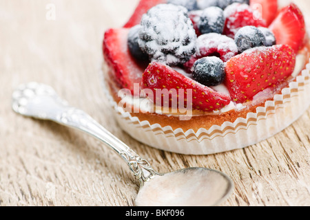 Envie de fruits frais tarte dessert gastronomique avec cuillère Banque D'Images