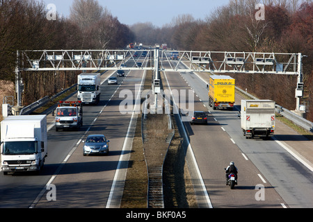 Pont à péage sur une autoroute en Allemagne. Les détecteurs dans le pont s'enregistrer tous les camions, qui doivent payer tribut sur les autoroutes allemandes. Banque D'Images