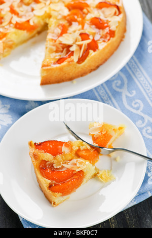 Tranche de boulangerie pâtisserie dessert Tarte aux abricots et amandes Banque D'Images