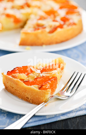 Tranche de boulangerie pâtisserie dessert Tarte aux abricots et amandes Banque D'Images