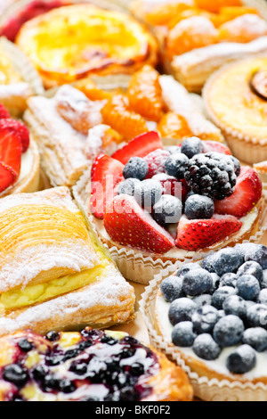 Fond d'un assortiment de pâtisseries et tartes sucré frais Banque D'Images