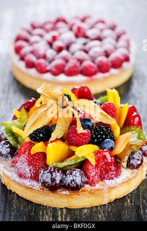 Tartelettes dessert frais avec un assortiment de fruits et de baies Banque D'Images