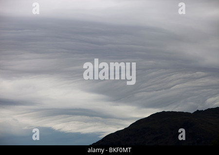 Des modèles dans le cloud sur un front occlus sur le Lake District hills à Ambleside, Cumbria, Royaume-Uni Banque D'Images