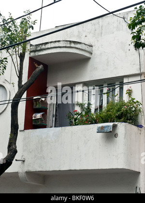 Cheerful balcon de chambre Art déco dans le quartier Condesa Mexico avec curved canopy fleurs & des cages Banque D'Images