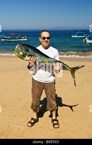 Happy tourist holding sa grosse prise de poisson après la pêche voyage au Mexique Banque D'Images