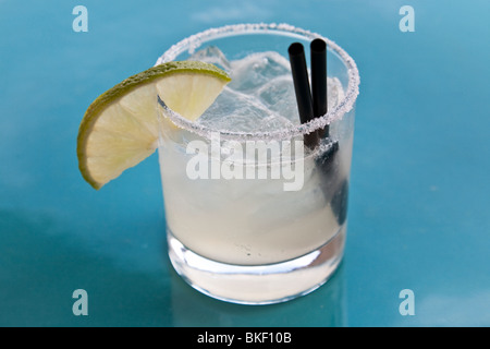 Margarita classique parfait avec lime & ice servi en gobelet bleu clair sur la table à un bar sur le toit dans la ville de Mexico Mexique Banque D'Images