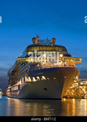 Bateau de croisière Celebrity Eclipse à quai à Southampton UK le jour avant son baptême. Banque D'Images