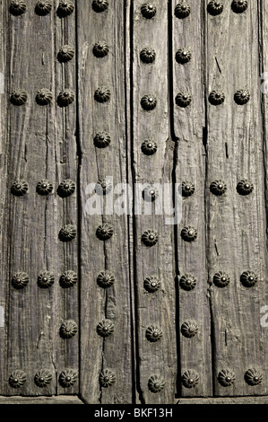 Contexte de la vieille porte de bois avec métal clous Banque D'Images