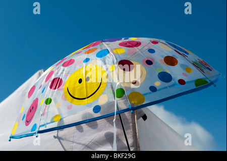 Repéré colorés pour enfants smiley parapluie Banque D'Images