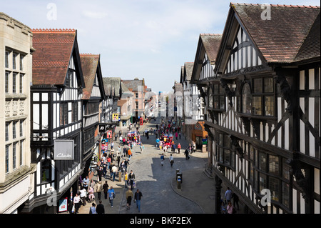 Vue vers le bas de la rue Foregate Eastgate dans le centre historique de Chester, Cheshire, Angleterre, Royaume-Uni, Banque D'Images