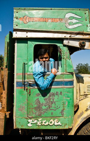 Au volant de son camion de couleur dans les régions rurales de l'Orissa. Banque D'Images