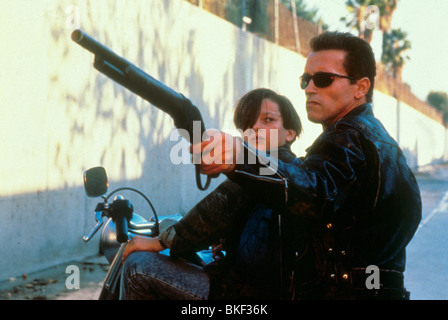 TERMINATOR 2 : JUDGMENT DAY (1991) EDWARD FURLONG, Arnold Schwarzenegger TR2 020 Banque D'Images