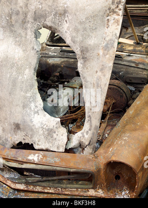 Burnt Out l'épave d'un classic Mercedes SL d'être vendu pour la restauration avec des acheteurs pour reconstruire la spécification. Banque D'Images