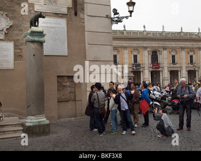 Les touristes à la wolf-mère avec Romulus et Remus statue sur le Capitole à Rome, Latium, Italie Banque D'Images