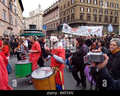 Manifestation dans le centre ville de Rome contre la privatisation de l'eau public. Près de la Piazza Navona, Rome, Italie Banque D'Images