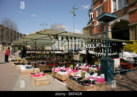 Marché de Woolwich, Woolwich, le sud-est de Londres, au Royaume-Uni, à l'ombre de l'Arsenal Royal Gatehouse Banque D'Images