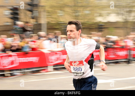 Runner en compétition dans cette année, le Marathon de Londres le dimanche 25 avril 2010 Banque D'Images