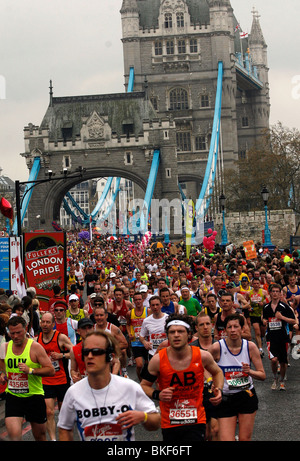 Des milliers de coureurs cross Tour Pont pendant le marathon de Londres le dimanche 25 avril 2010 Banque D'Images