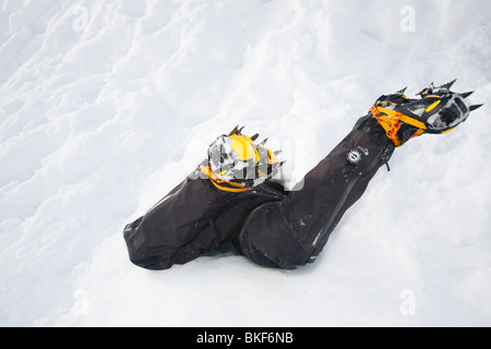 Un groupe d'alpinistes sur les trous de neige bâtiment dans le Cairngorm National de Cairngorms, en Écosse au Royaume-Uni. Banque D'Images