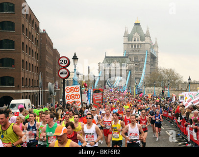 Des milliers de coureurs cross Tour Pont pendant le marathon de Londres le dimanche 25 avril 2010 Banque D'Images