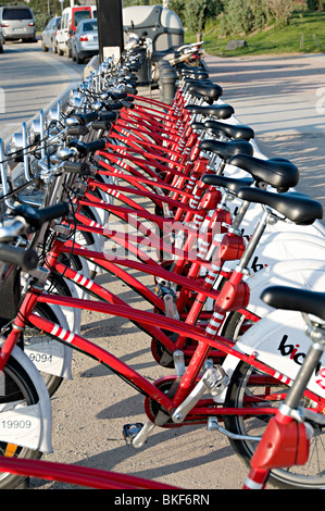 Rangées de vélos pour voitures à Barcelone en Espagne du bicing à l'échelle de la ville sont à la location si vous avez besoin de passer quelque part Banque D'Images