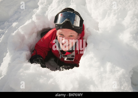 Un groupe d'alpinistes sur les trous de neige bâtiment dans le Cairngorm National de Cairngorms, en Écosse au Royaume-Uni. Banque D'Images