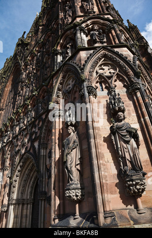 Détail des sculptures sur la façade ouest de la cathédrale de Lichfield. Banque D'Images