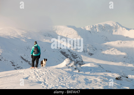 Les promeneurs sur le sommet de l'éboulis rouge dans le Lake District, avec la gamme Helvellyn derrière. Banque D'Images