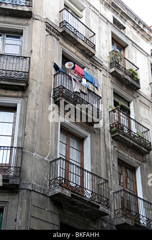 Balcons dans Barcelone avec lave-linge séchant sur eux Banque D'Images