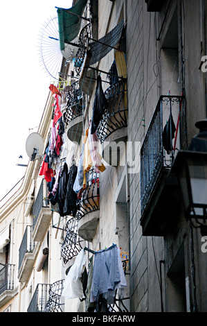 Balcons dans Barcelone avec lave-linge séchant sur eux Banque D'Images