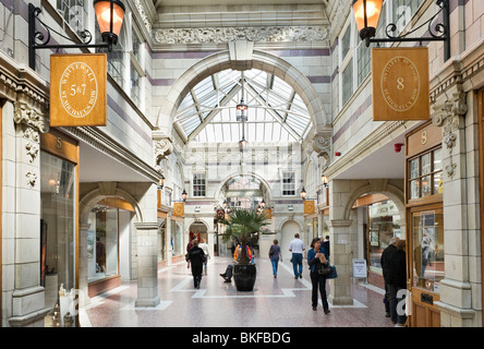 Boutiques sur St Michael's Row dans le centre commercial Grosvenor Arcade, Chester, Cheshire, Angleterre, RU Banque D'Images