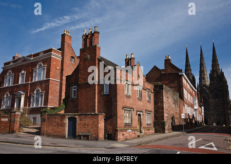 Lichfield Staffordshire, - l'angle de Beacon Street et l'étroite montrant Erasmus Darwin House (à gauche) et de la cathédrale. Banque D'Images